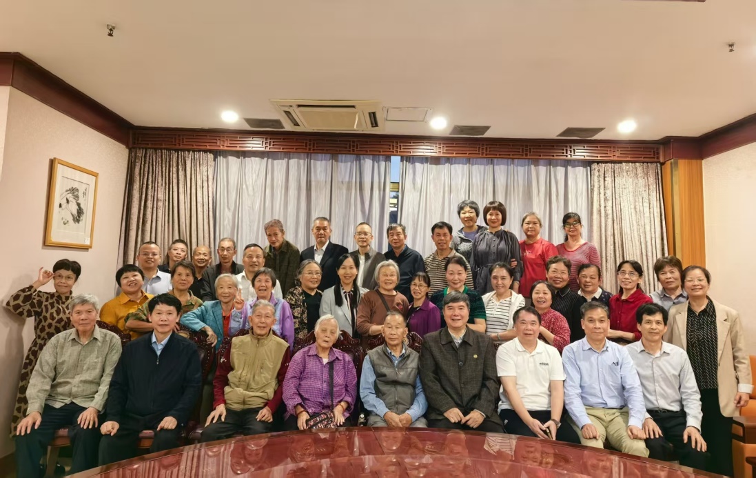 一群人在房间里描述已自动生成