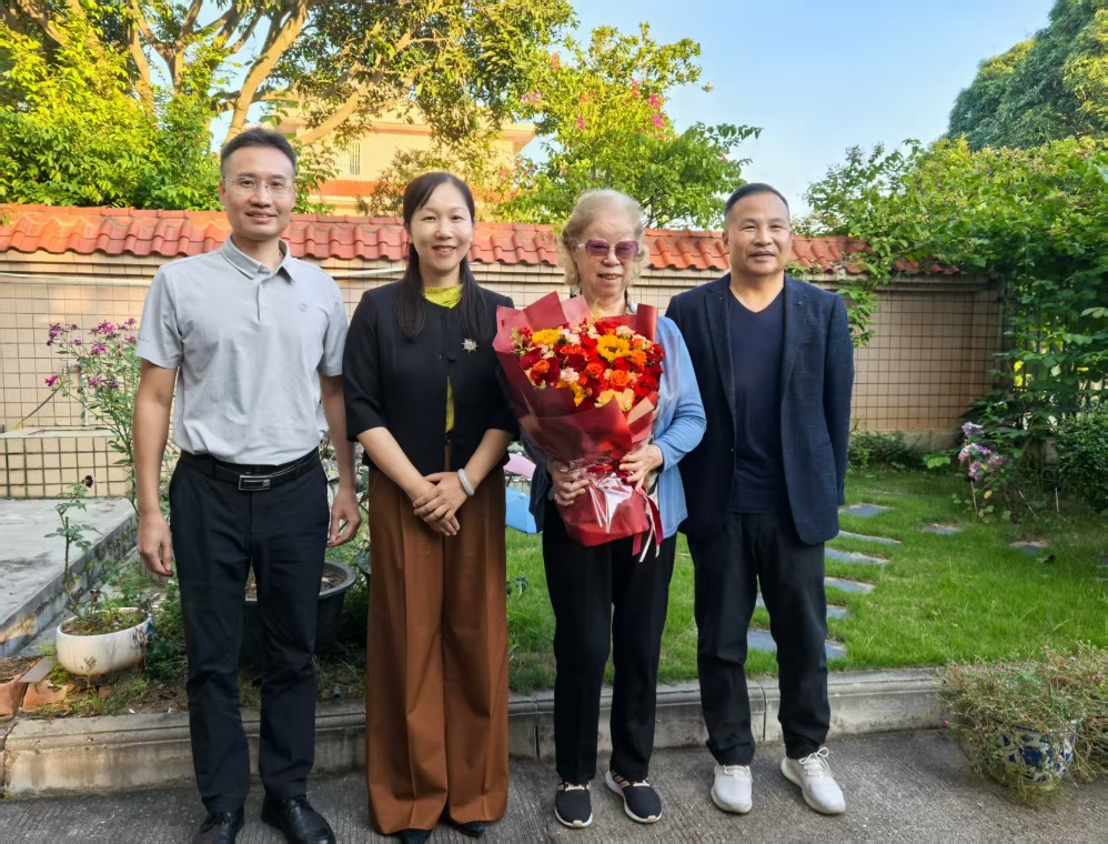 人们站在一起合影的一群人中度可信度描述已自动生成